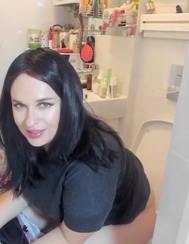 Pauline Maxx Auntie Toilet Farts