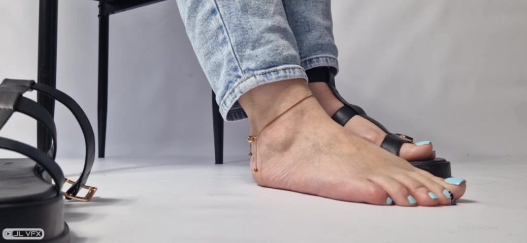 giantess sandals crush