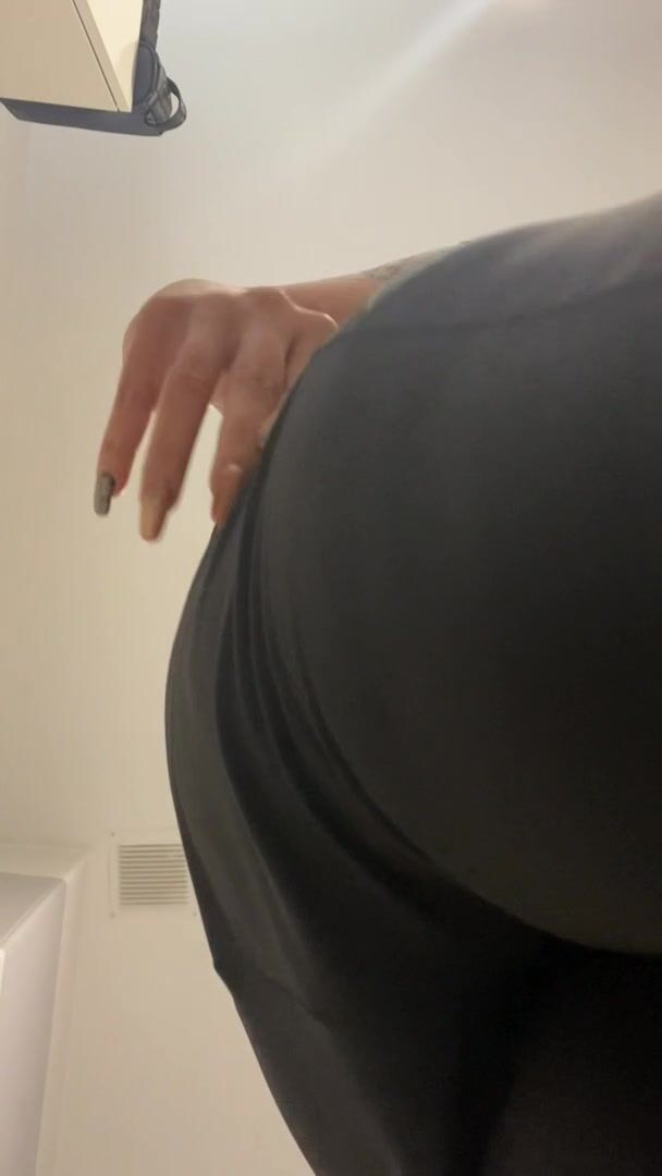 farts-near-the-camera-missfart01