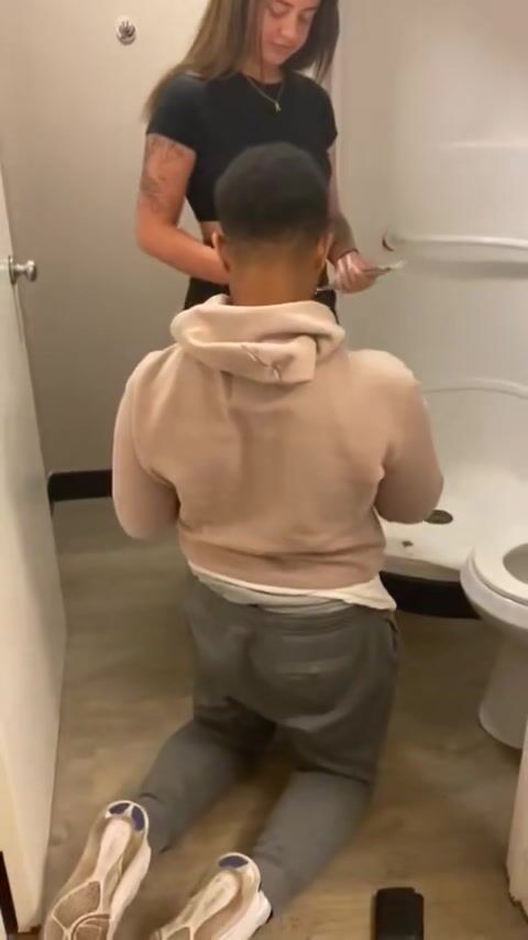 Queen Taylor humiliates another paypig.