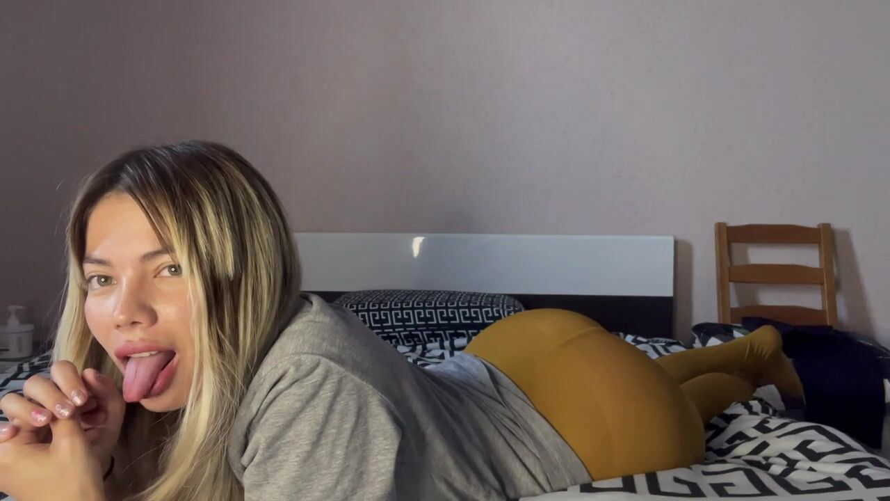 Lea Coco Long Sexy Farts in Yellow Leggings