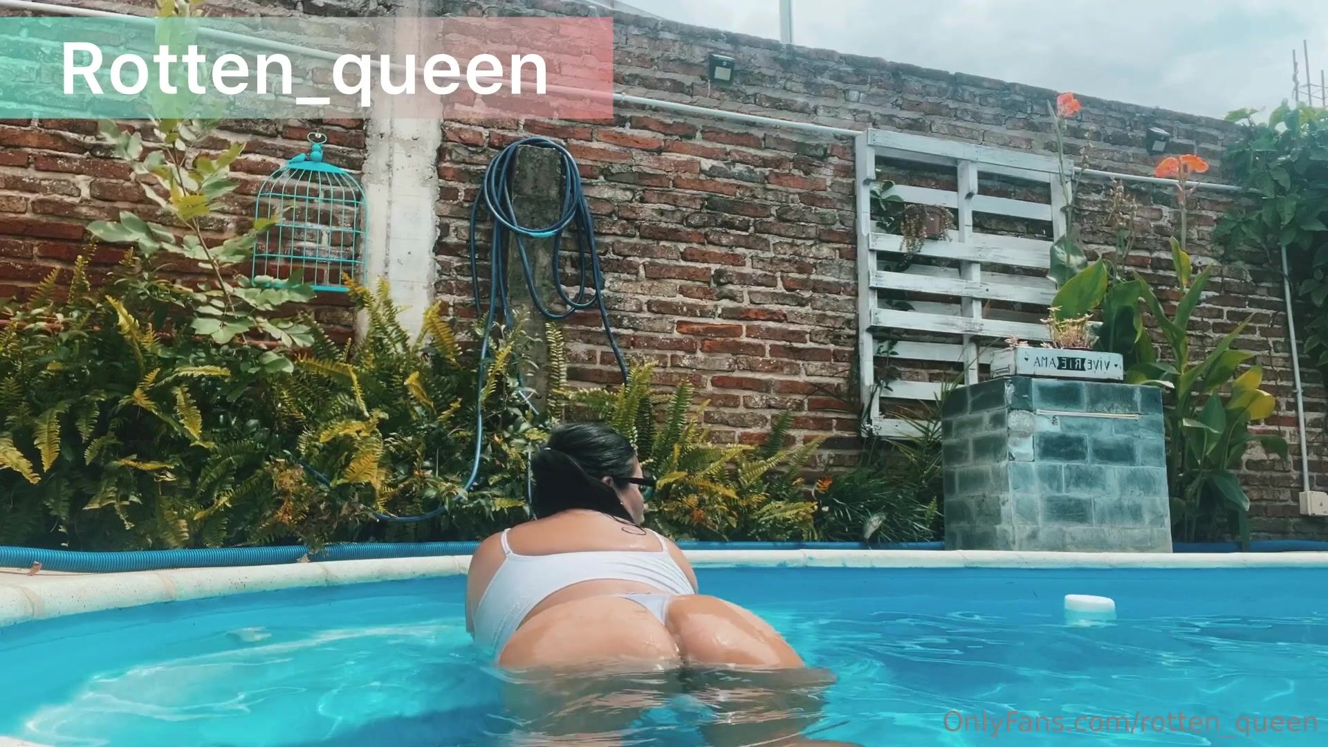 Mandy - Farting - Come with me to the pool my farts in the water are so delicious