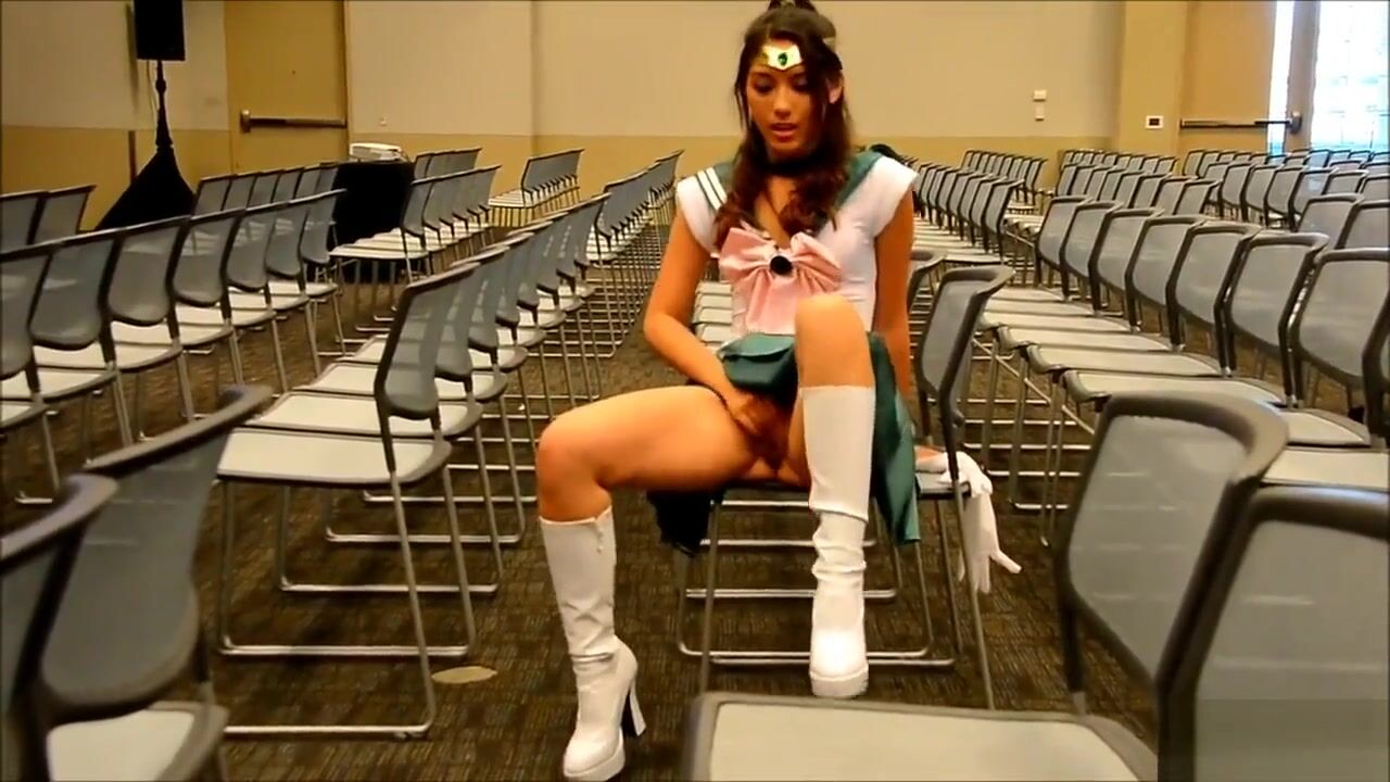 Melody Wylde Butt Plug Flashing at Comic-Con no panties