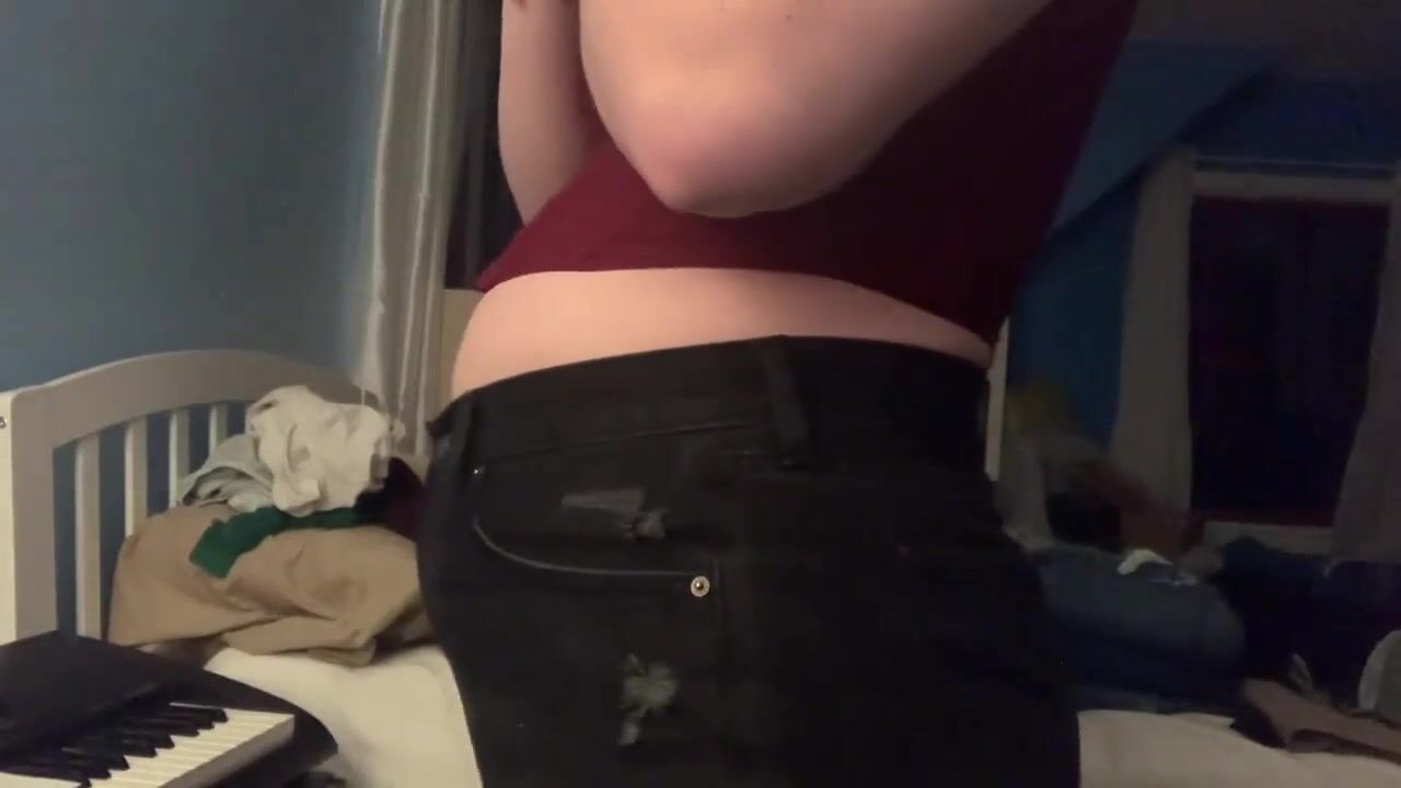 Girl bloats her belly up