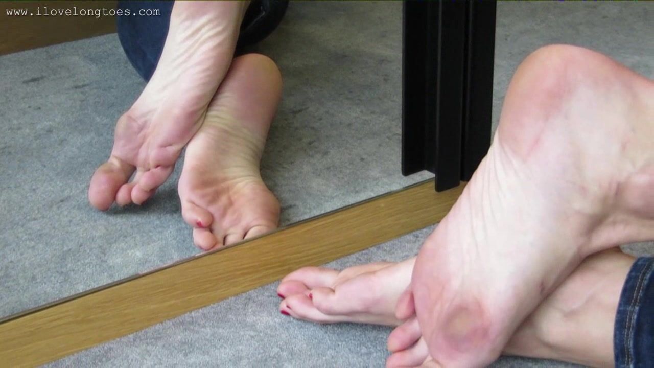 ilovelongtoes - hania mirror