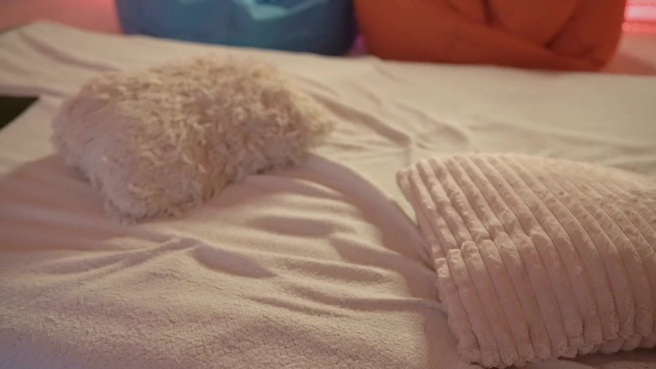 redheadsonja camgirl with glasses shows her perfect body