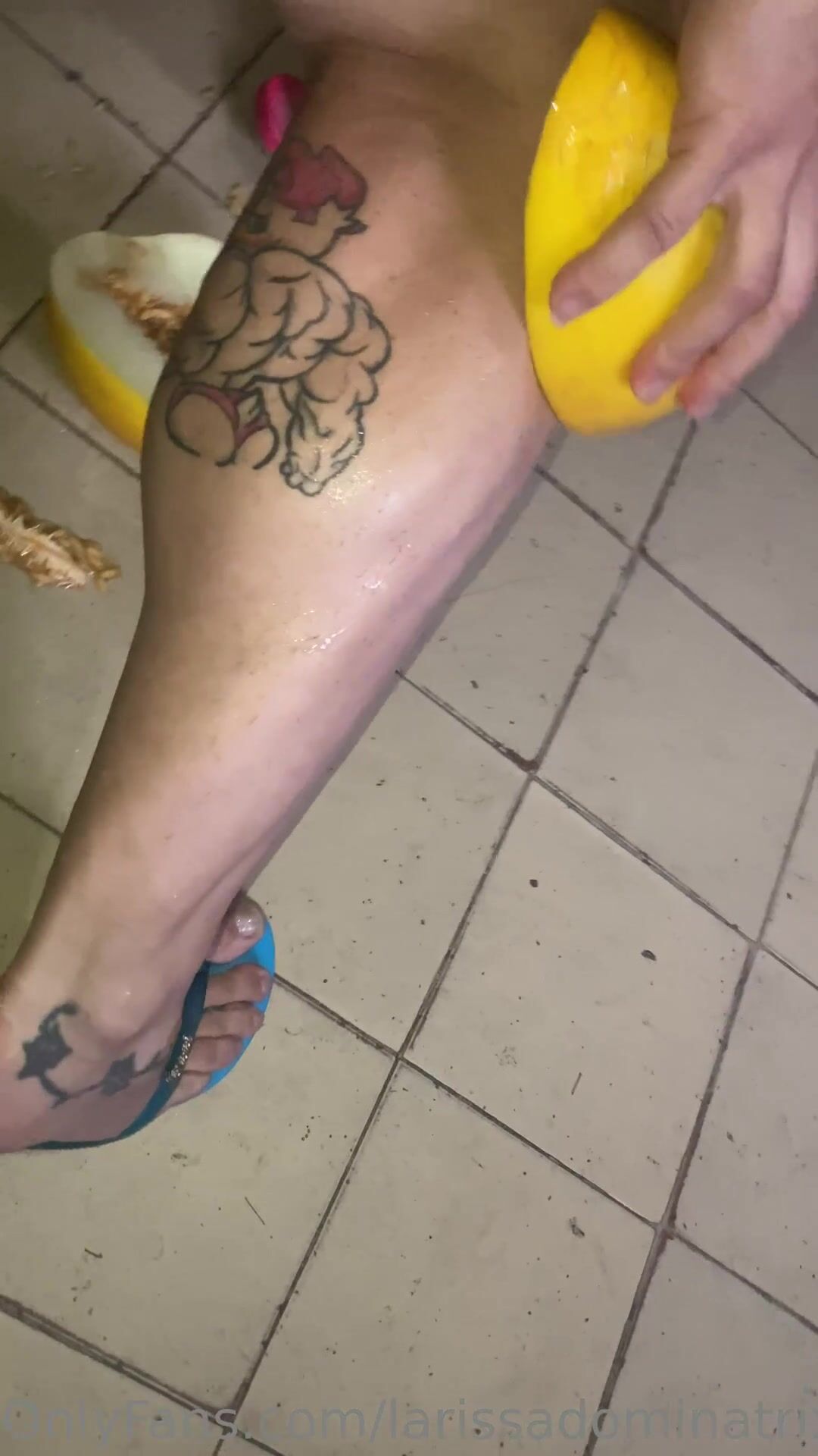 Muscle legs on Larissa
