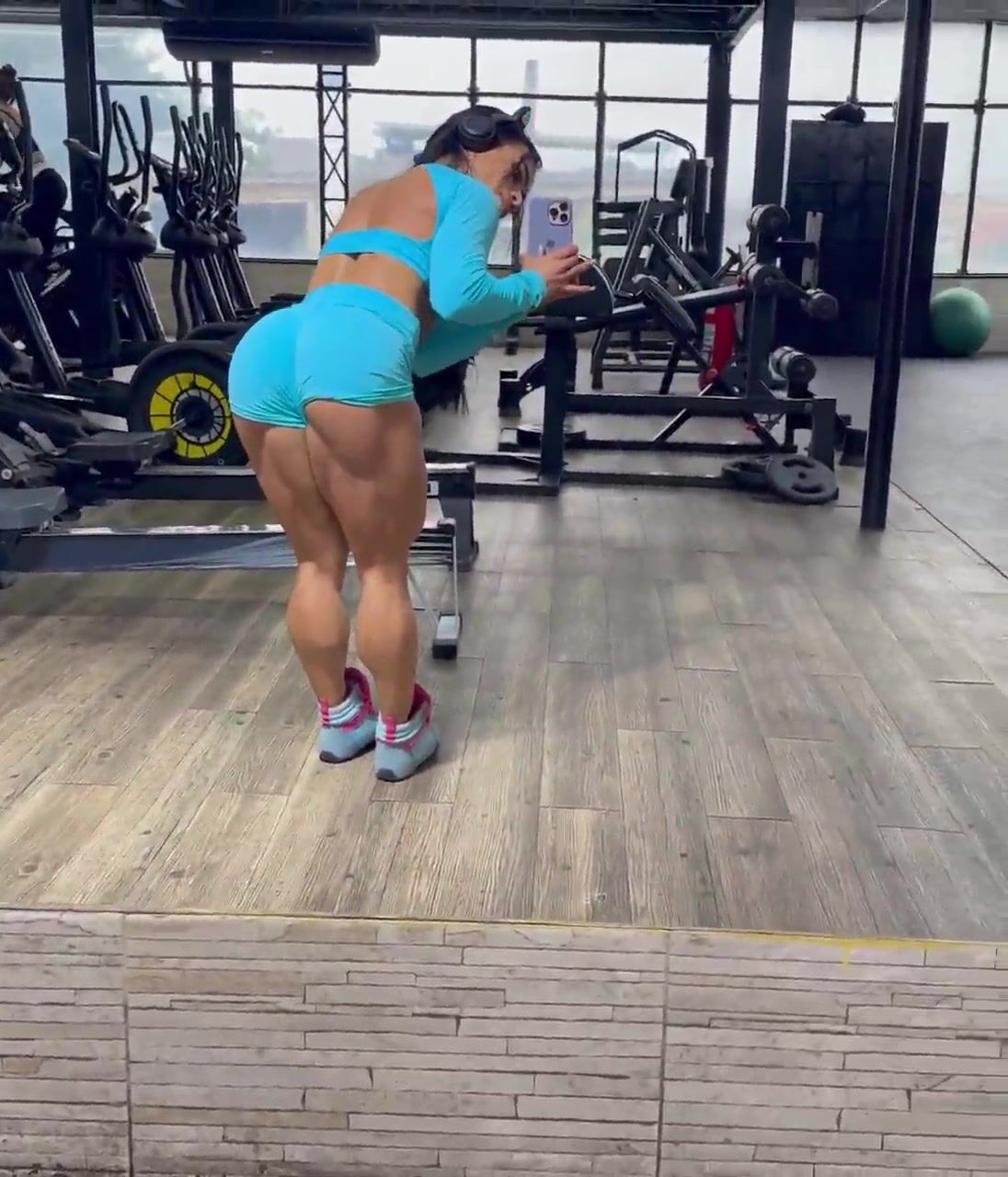 Fbb Gym flexing