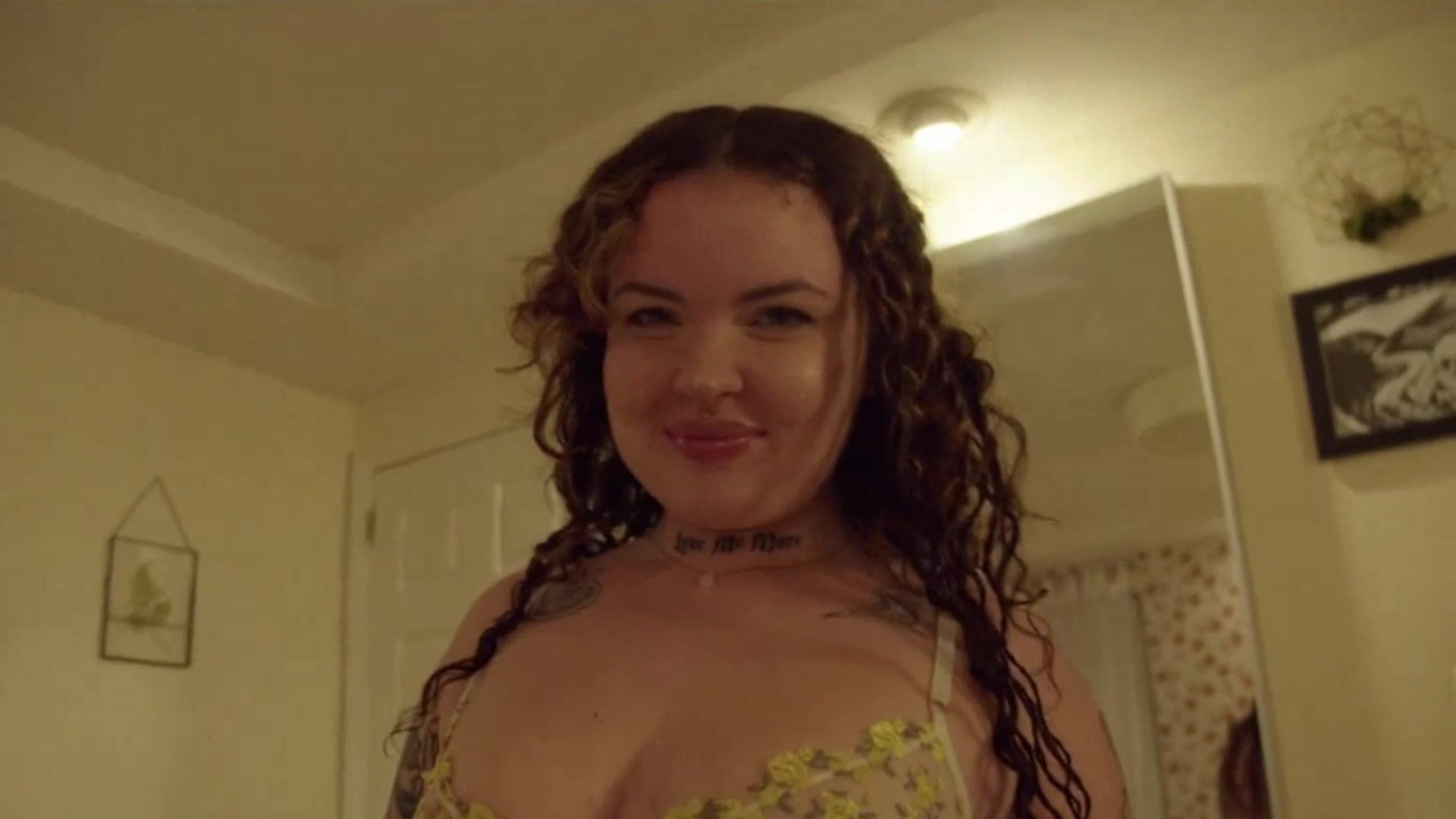Egg2025 shows off her PAWG ass