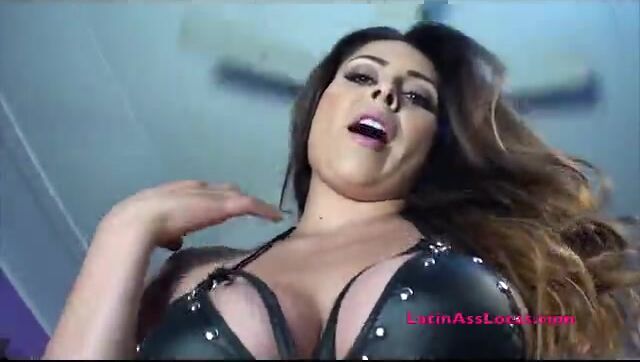 Giantess jasmine Mendez looks down on you