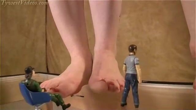 Giantess Jacqueline velvet torments tinies