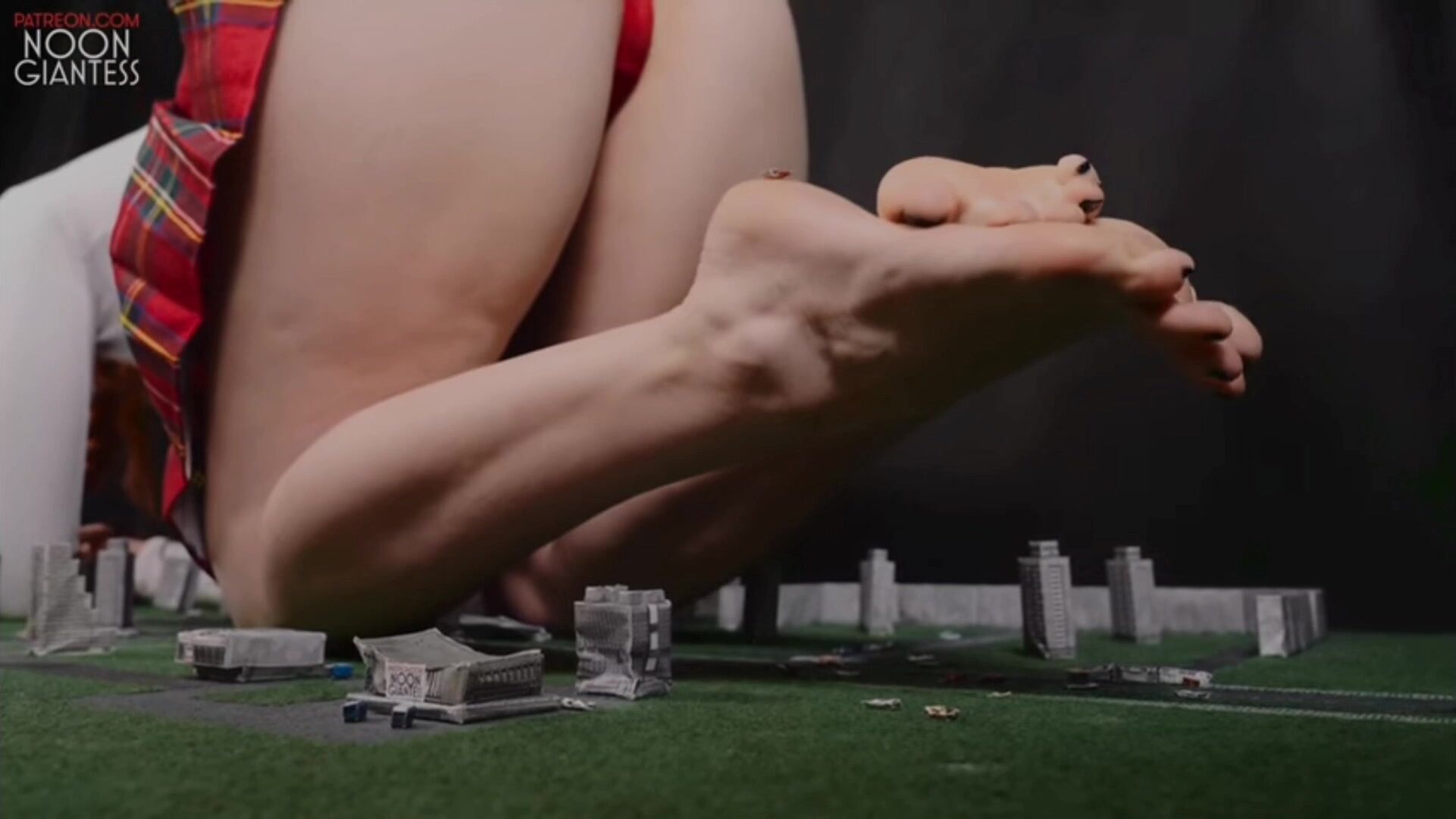 NOON Giantess, Natalia attacks the city
