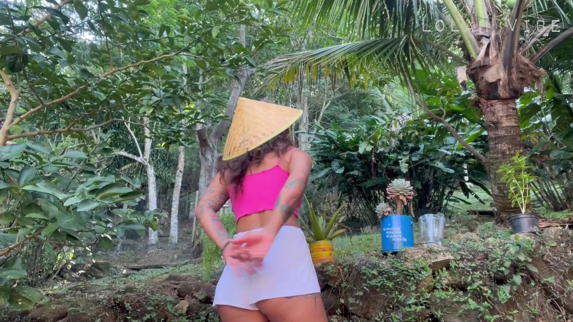A peasant farting!  Lola Vibe