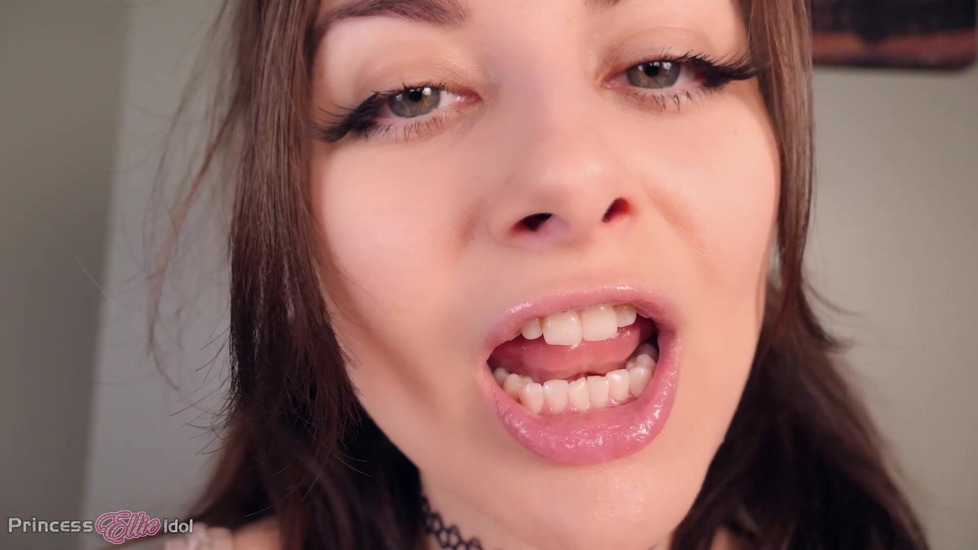 Ellie Idol Eats Shrunken Fan