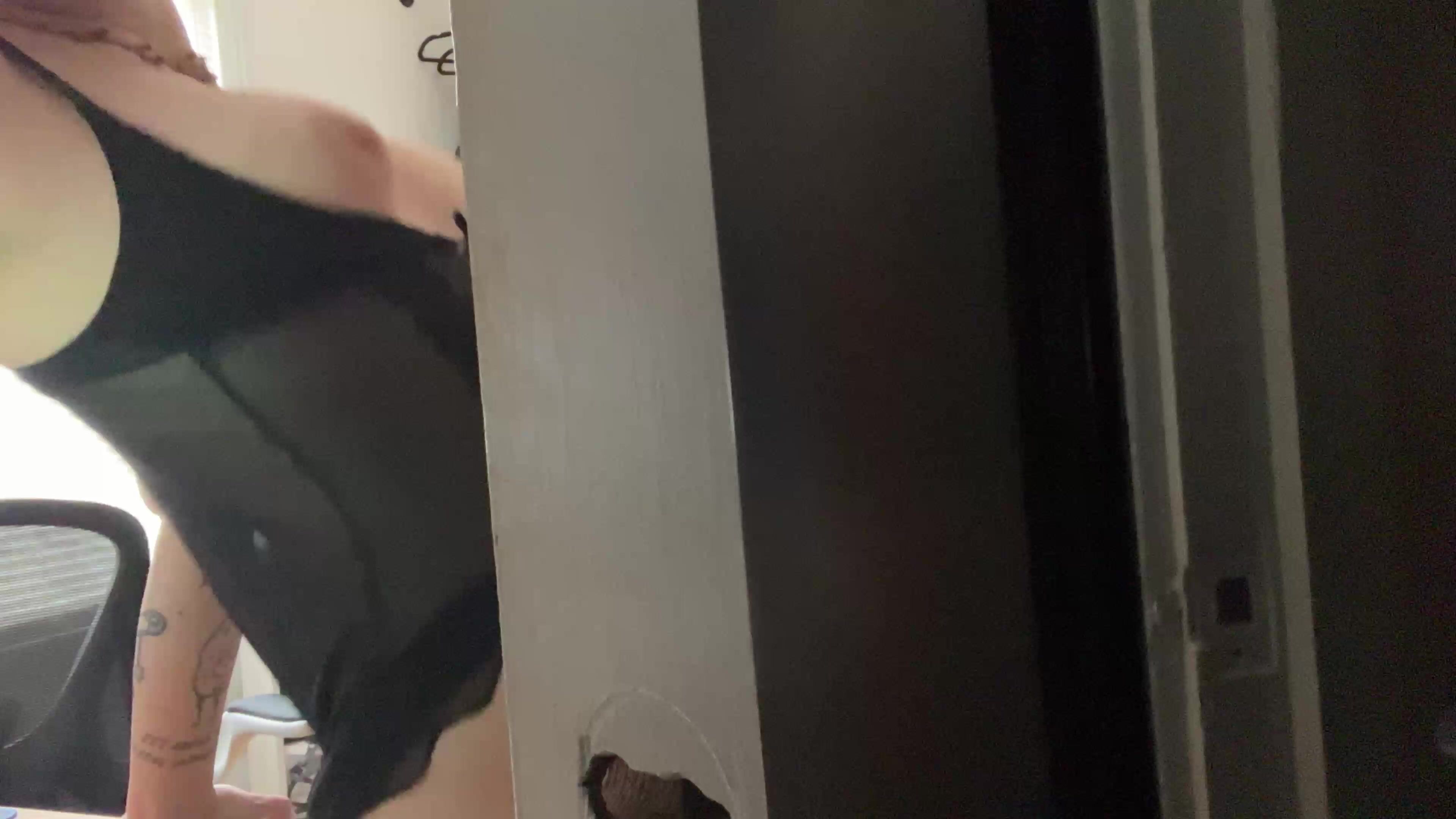 LilRedVelvet spying on mommy during her hookup