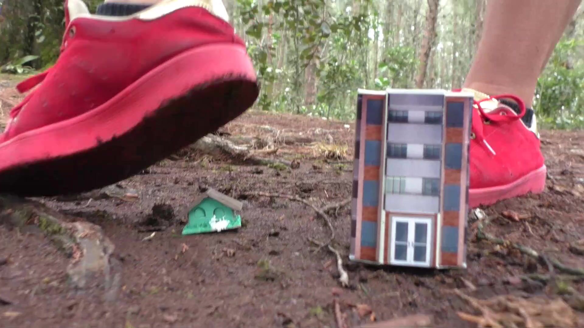 Giantess Nicol destroys a village