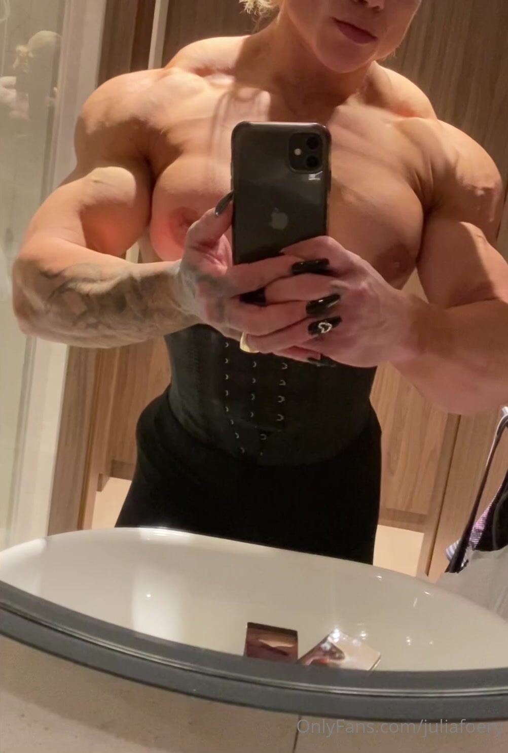 Julia Hard pecs