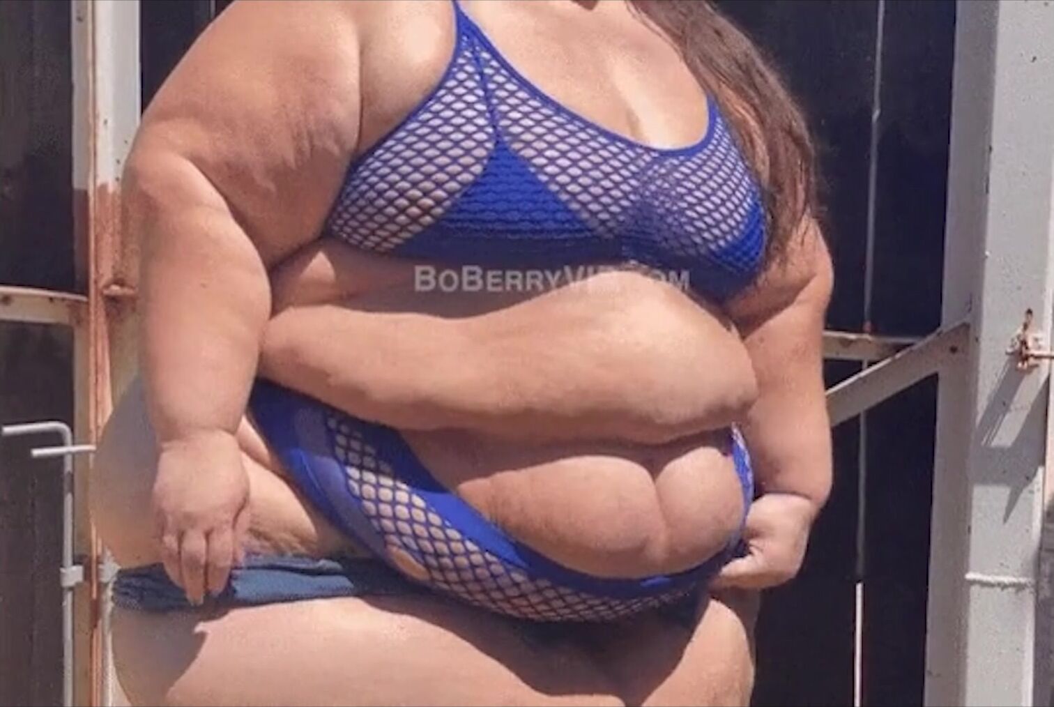 Boberry jiggling and wet