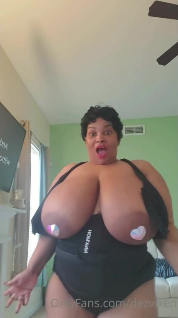 Dezvixen loses top