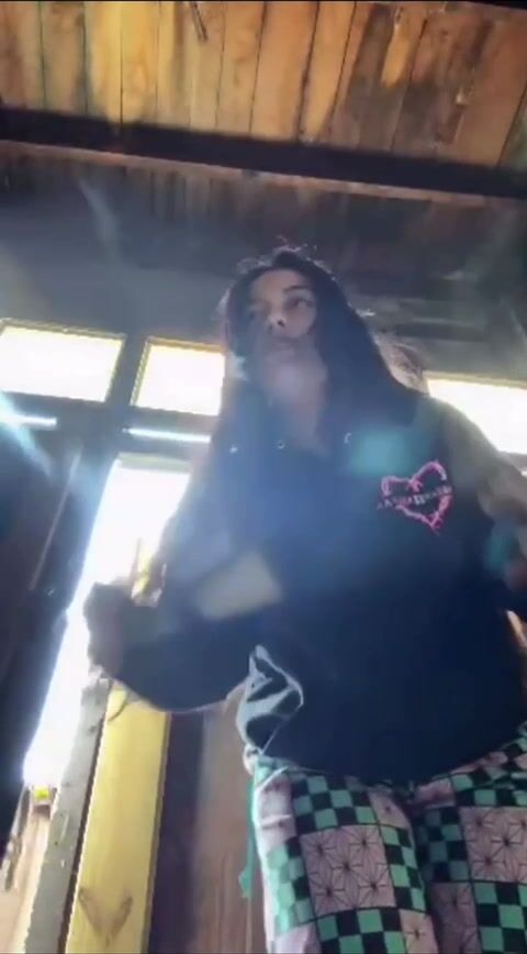 Random girl squeaky little farts