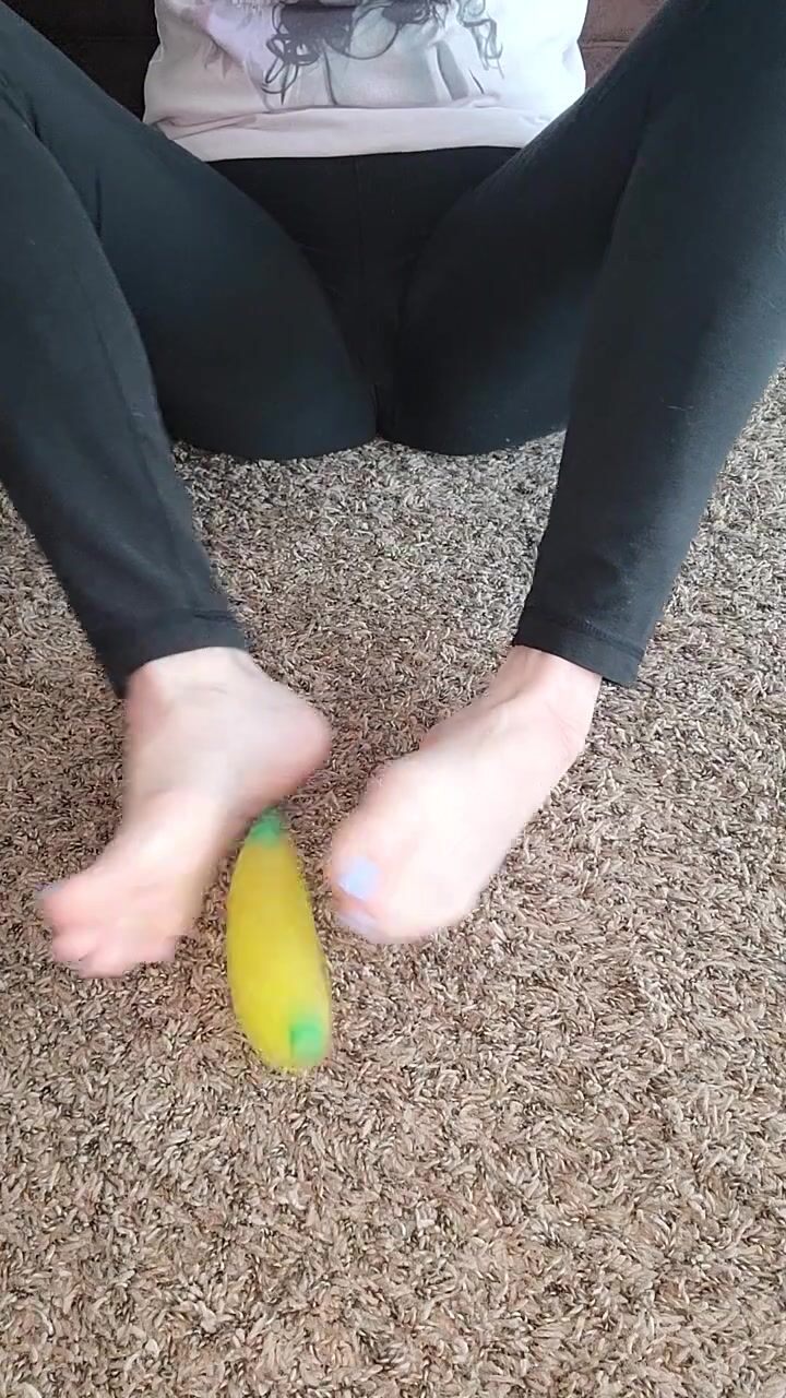 Crush.and foot play banana joi