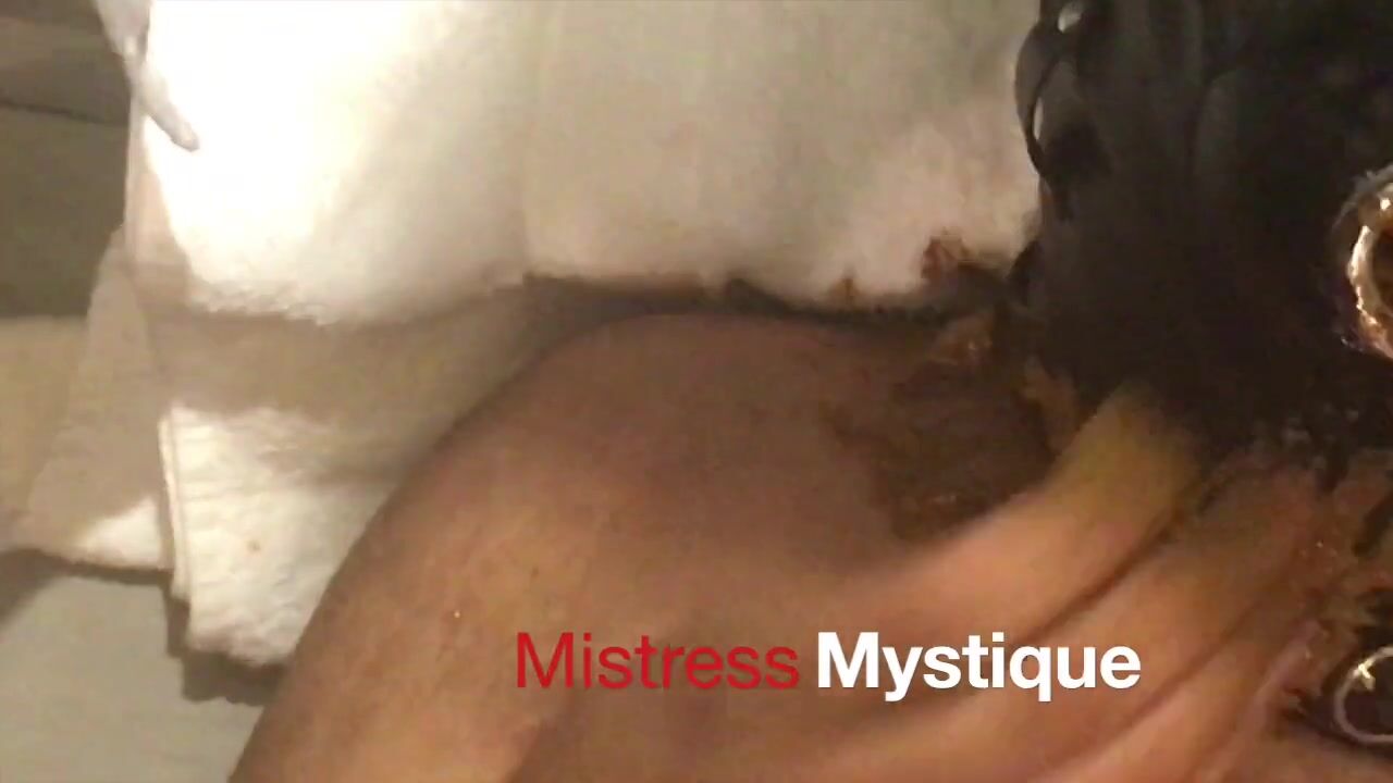 Ebony mistress Mystique with white toilet slave