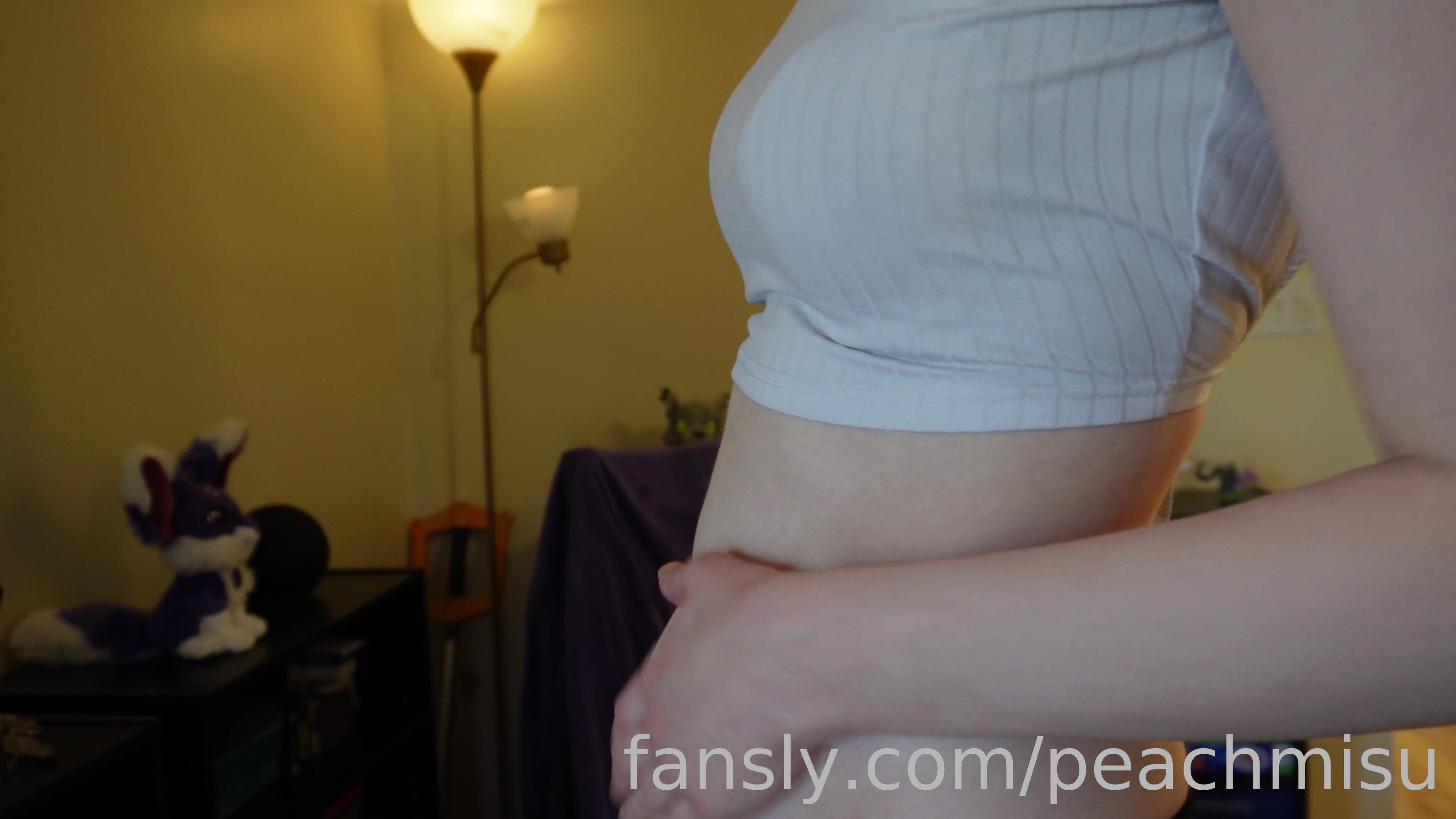 Queen Peachmisu Digests a Worshipper