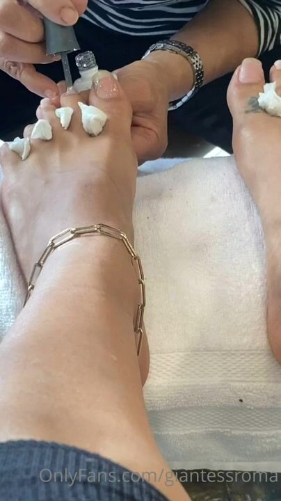 giantess roma pedicure