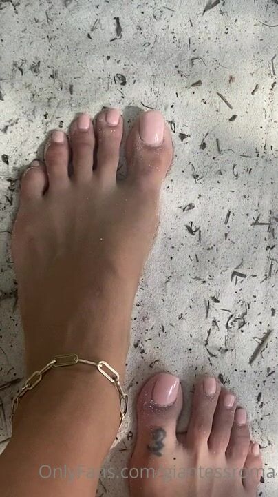 giantess roma stomping ants