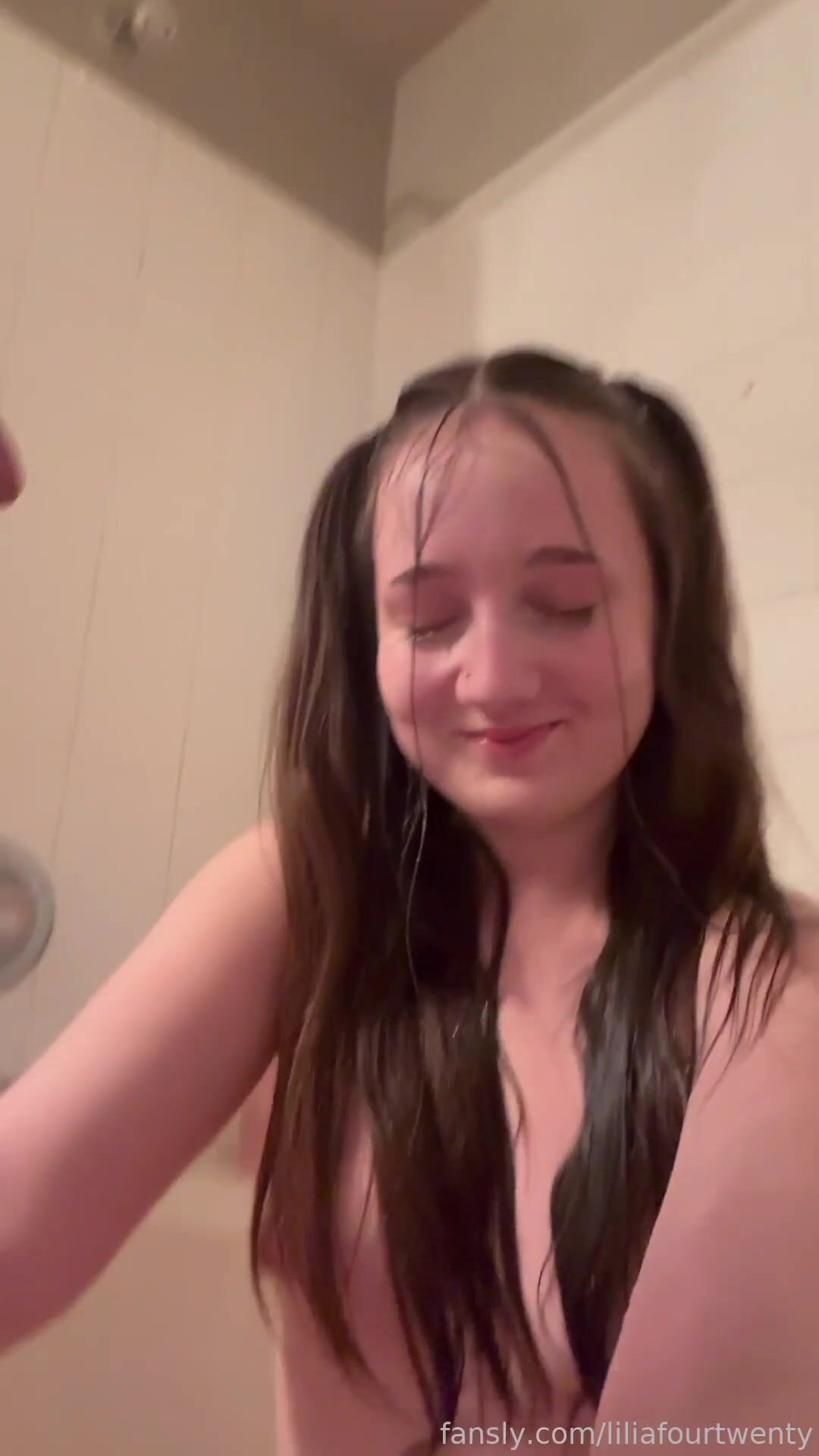 liliafourtwenty I love having my face pissed on and cum all over me.