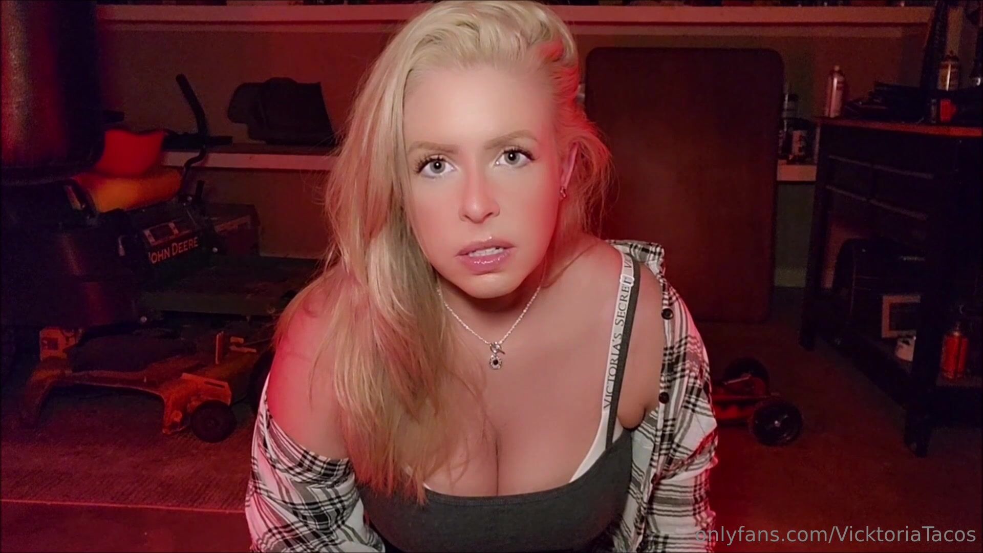 Vicktoria Tacos Glory hole farts POV