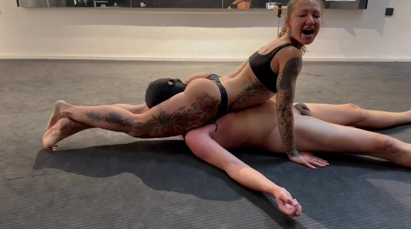 Foxxy’s scissors and CBT domination for Larry (5 KO