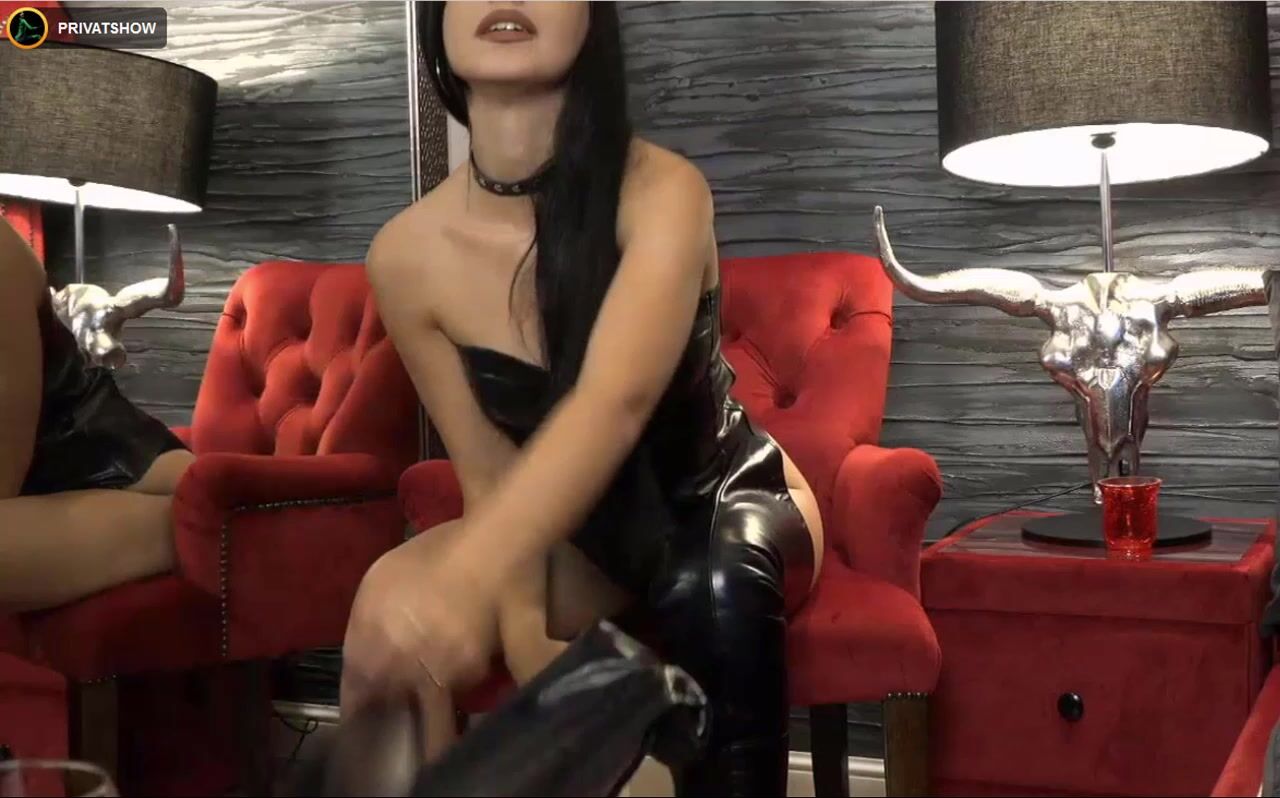 Lea Noir - private show in black leather boots