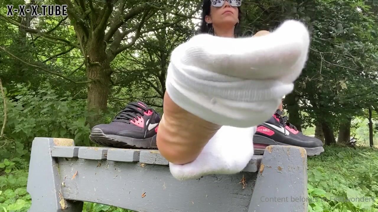 Feetwonders-Public Sniff