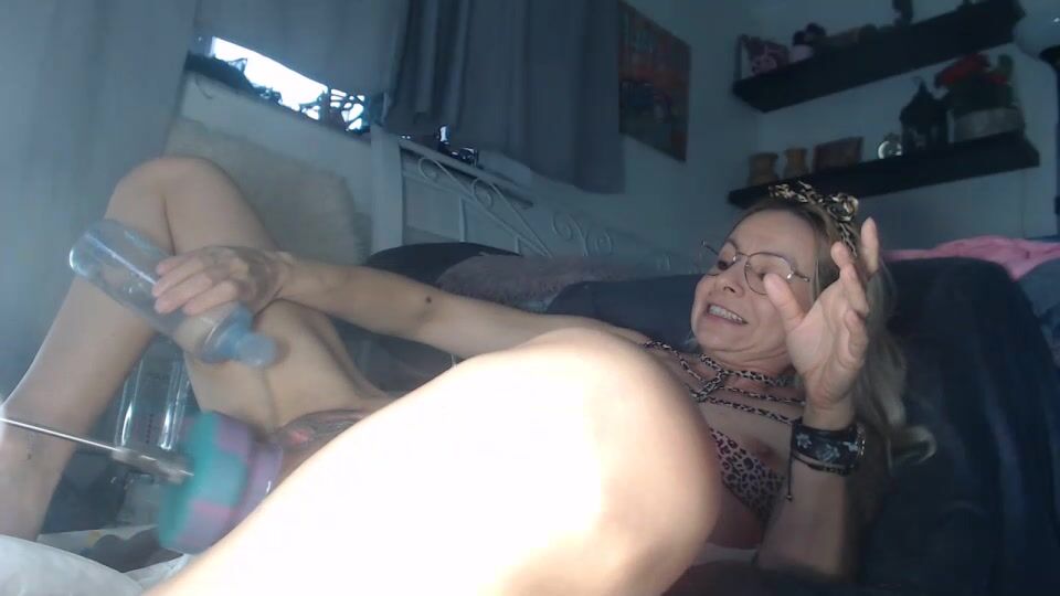 Raisawetsx gets reamed by fuck machine