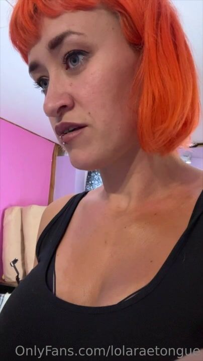 Giantess Lola find tiny intruders