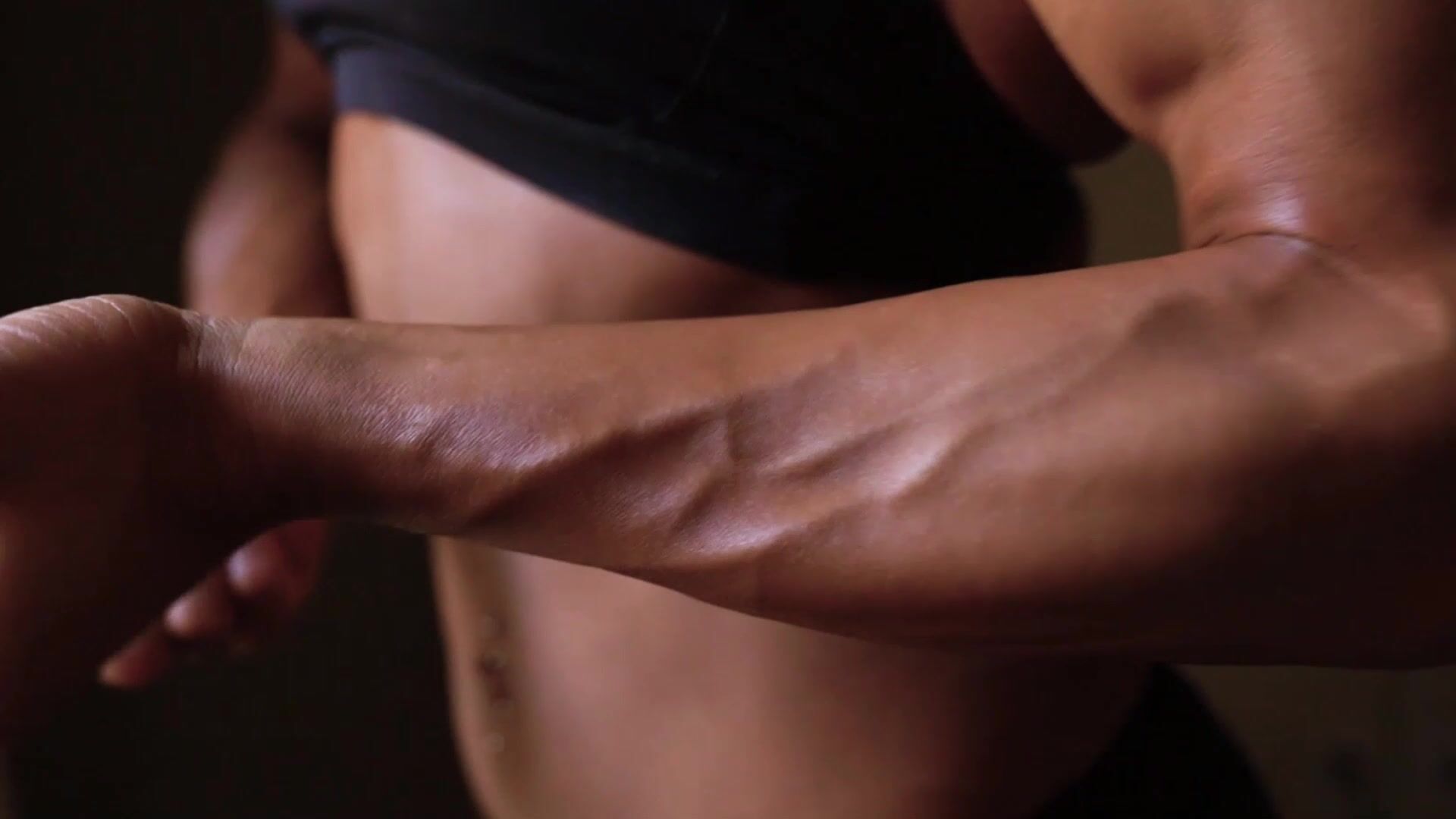 IFBB Muscle flexing - Black outfit