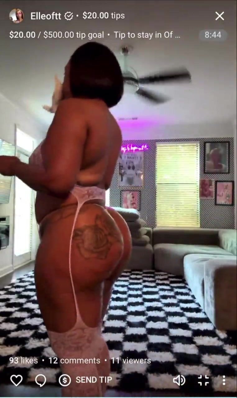 Elleoftt in her studio