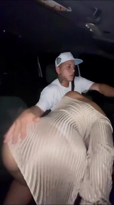 morocha latina en el auto