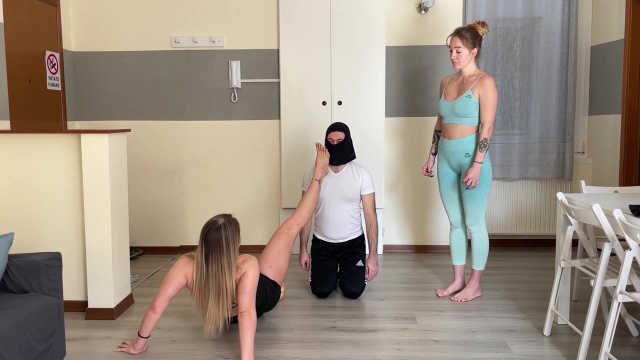 Belly punching and karate - Fighting Lesson With Robot Sparring