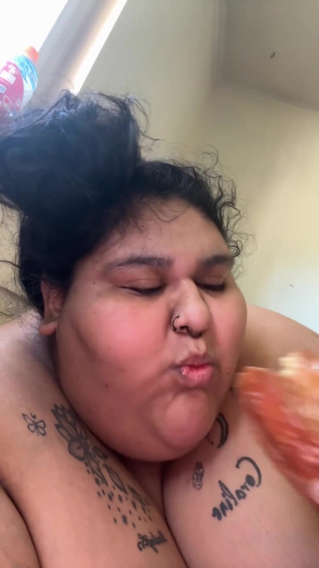 Hunnybunz USSBBW stufs herself and plays with her belly