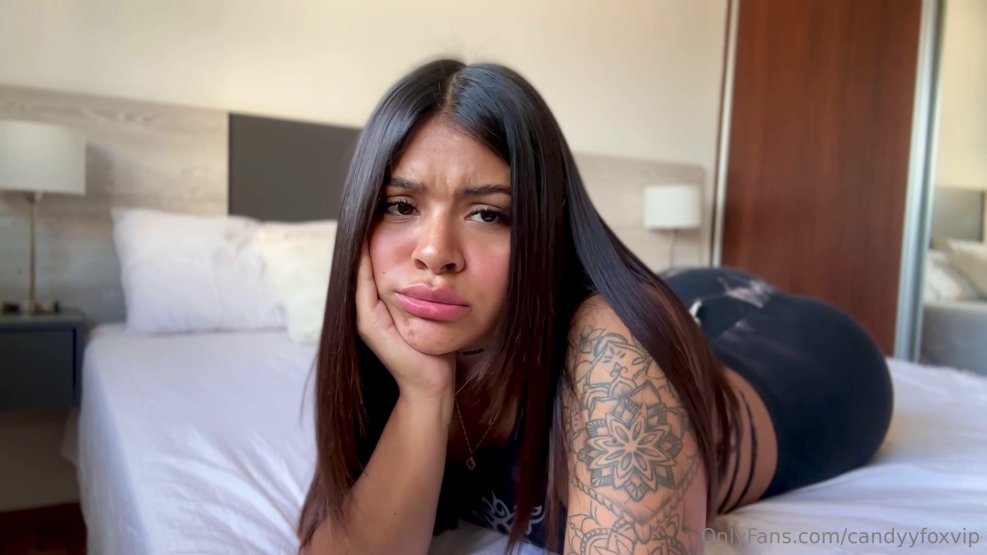candyyfox farting in black gym shorts
