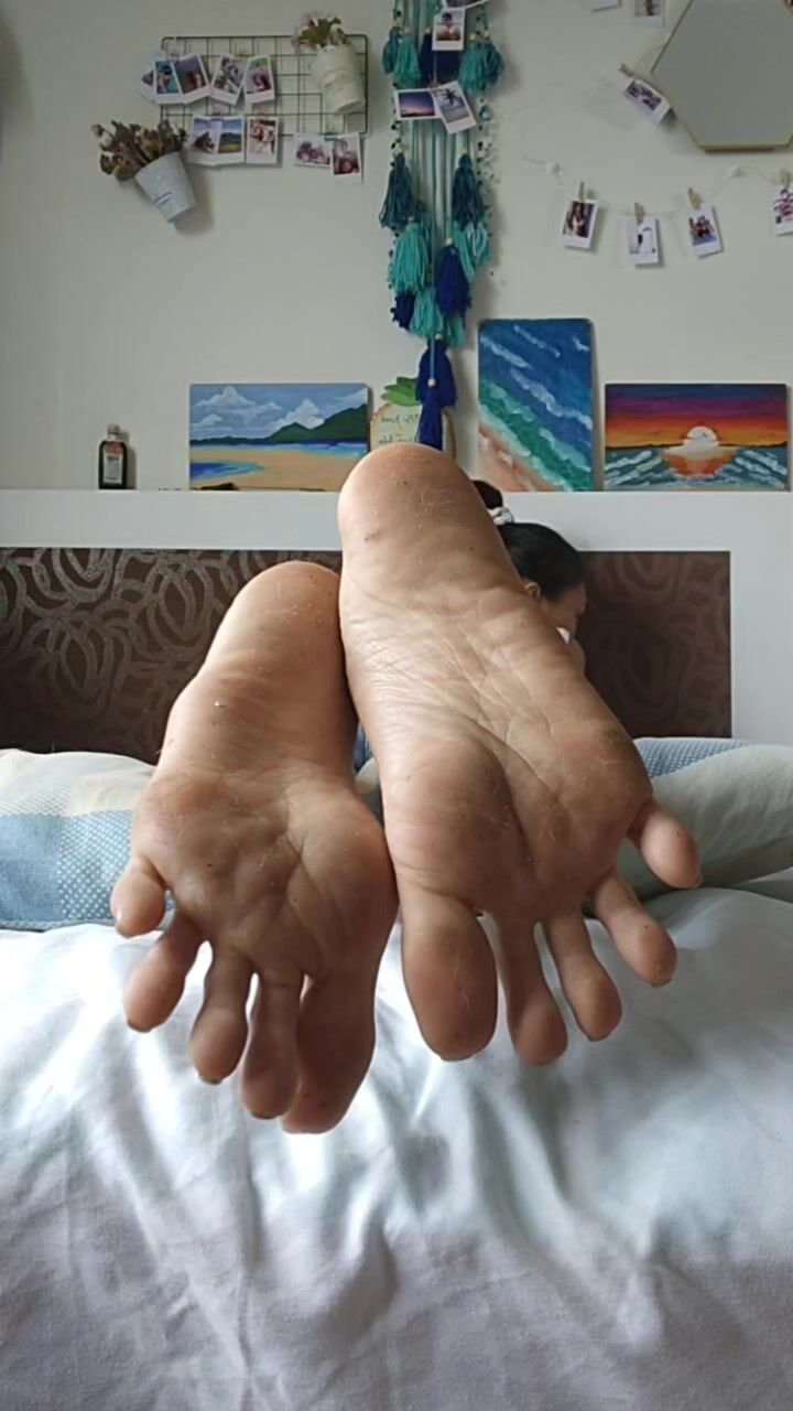 wandersoles long toes and dirty soles in bed ignoring