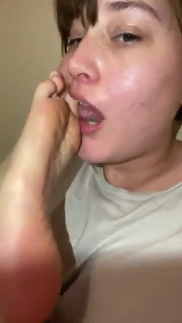 girl sucking own toes