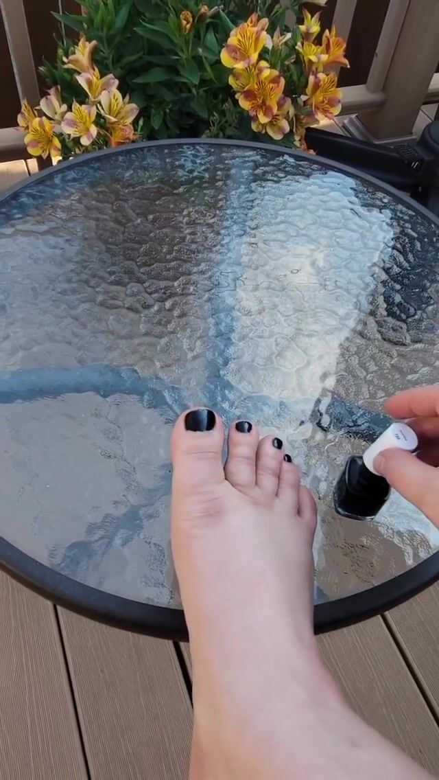 alexis fantasy feet - bbw painting toenails black