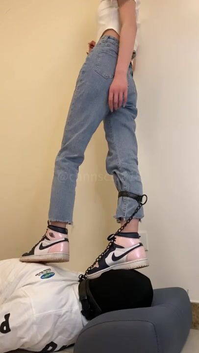 chnnsct1818 - Face Standing