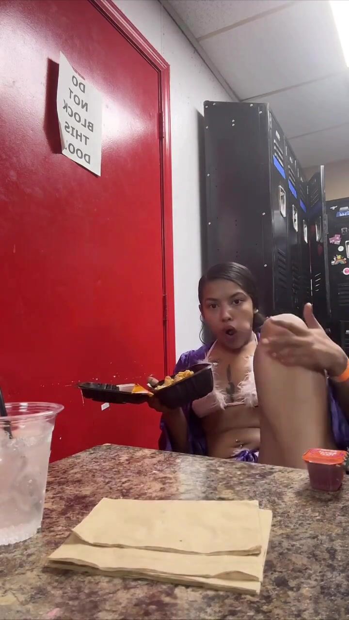 showing feet while eating