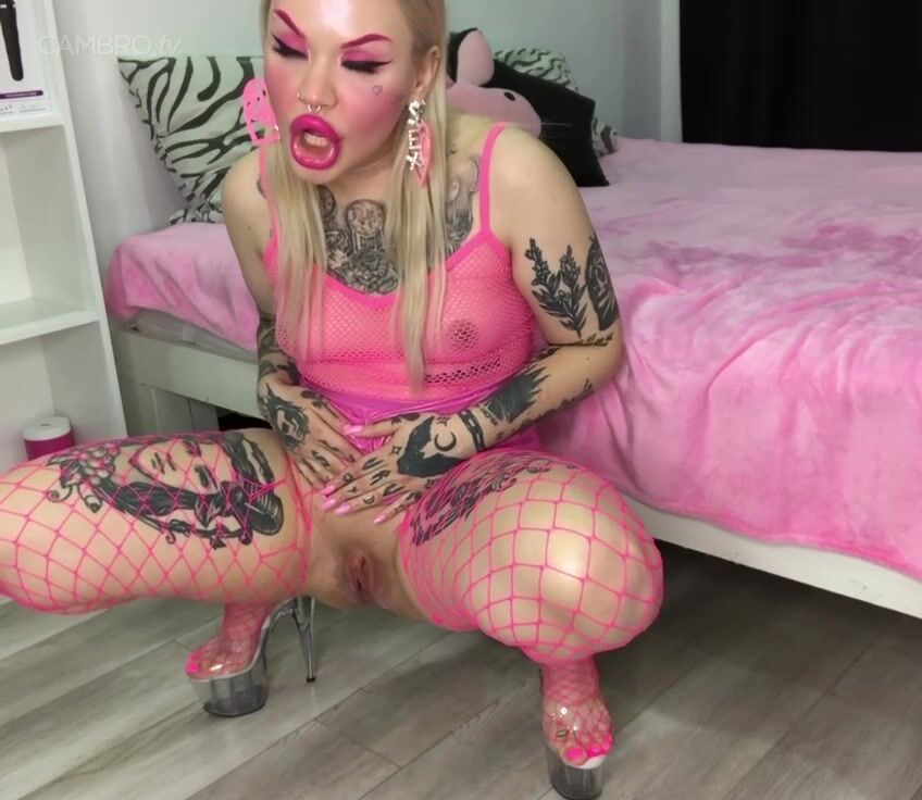 Nasty_Bimbo pissing on the floor