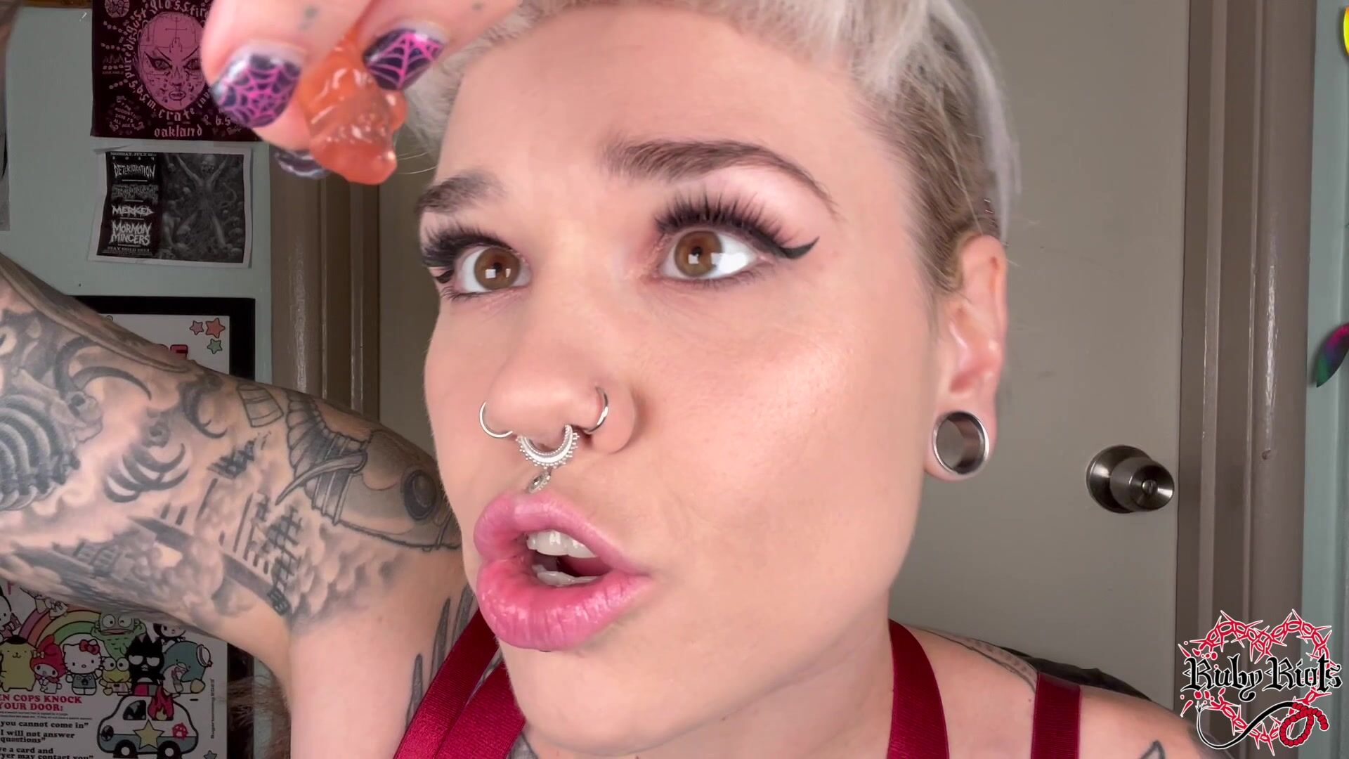 Giantess ruby burping on tiny