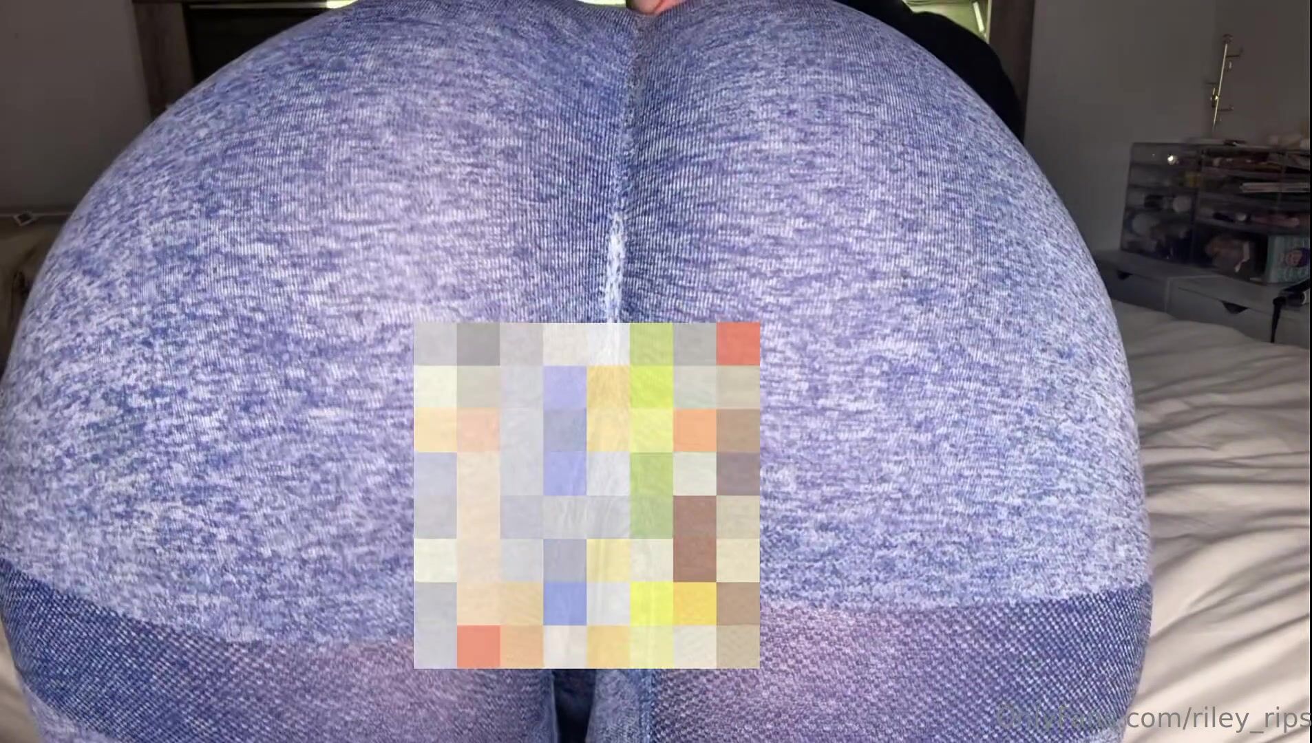 riley_rips (former goldensins) farting in new leggings